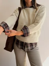 Sweater de tejido de punto con cuello redondo, mangas largas y puños acanalados. Presenta un diseño básico y versátil con un calce cómodo.