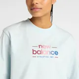 Remera celeste de algodón con mangas cortas, dobladillo a la cintura con abertura lateral y logo de New Balance bordado en el pecho.