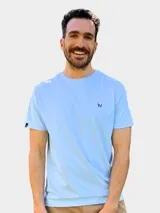 Camiseta verde claro de manga corta con logo pequeño bordado en el pecho.