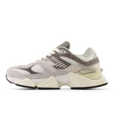 Championes urbanos New Balance modelo U9060, color gris con detalles en blanco y beige, confeccionados en gamuza y malla, con logo "N" característico en los laterales y entresuela ABZORB y SBS.