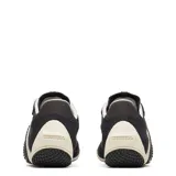 Championes Merrell modelo Relay Fly Vent Se, de diseño urbano en color negro con detalles en blanco crema. Presentan una estructura con el logo 'M' distintivo en el lateral, cordones claros y suela de goma texturizada.