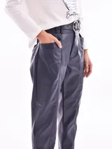 Pantalón de cuero color bordó, de corte recto y tiro alto.