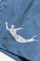 Short de baño azul con cintura elástica y cordón ajustable. Presenta bordados de sirenas en las piernas, bolsillos laterales y bolsillo trasero con cierre.