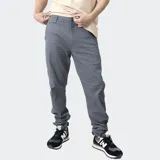 Pantalón utilitario gris con bajo ajustable a dos posiciones, bolsillos delanteros y traseros.