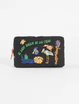 Estuche rectangular color crudo con cierre superior y estampa bordada de motivos selváticos.