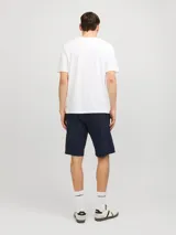 Short jogger de tejido de sudadera color azul marino, con fit relajado, cintura elástica con cordón ajustable y detalle de logo impreso en el lateral.