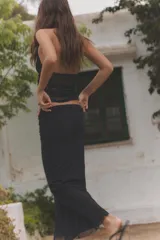 Falda midi de tiro medio, confeccionada en tejido semitransparente color amarillo con estampado de lunares diminutos en tono rosado. Cuenta con cintura elástica y forro interior a tono.