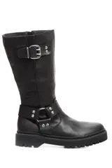 Bota larga de cuero negro con caña alta, hebillas decorativas y suela track.