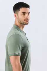 Remera polo de manga corta en color azul melange, con cuello camisero, cierre frontal de dos botones y pequeño bordado en el pecho.