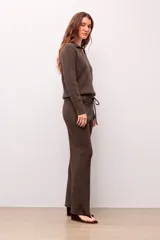 Pantalón tejido color marrón, de corte recto y tiro medio con cintura elástica ajustable mediante cordón.