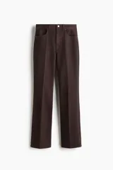Jean de corte bootcut y tiro alto en color marrón oscuro, con diseño de cinco bolsillos y raya marcada en el frente y la espalda.