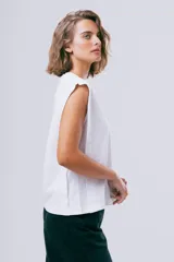 Musculosa de algodón orgánico color gris oscuro, con diseño sin mangas de hombros marcados y pequeño bordado en el pecho.