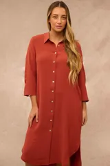 Vestido midi color terracota, de corte camisero con cuello clásico, cierre frontal con botones y mangas largas.
