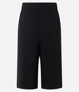 Bermuda de sastrería color negro con diseño amplio, pinzas frontales, trabillas para cinturón y cierre clásico.