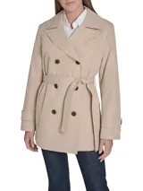 Campera corta tipo trench de Tommy Hilfiger, color beige, con diseño cruzado de doble botonadura, cuello con solapa, cinturón ajustable en la cintura y puños con trabillas.