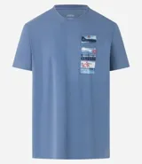 Remera celeste de algodón con cuello redondo y manga corta. Estampa localizada con imágenes del mar y dibujos.