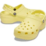 Zuecos con plataforma Crocs Classic Platform, color negro, con suela exterior elevada, aberturas de ventilación superiores y tira trasera ajustable.