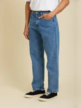 Jean de corte loose fit, confeccionado en algodón, con diseño de cinco bolsillos y cierre frontal con botón y cremallera.