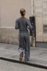 Pantalón tipo palazzo de tiro alto con cintura elástica y costura central marcada en el frente. Confeccionado en tejido de algodón suave.