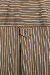 Camisa de popelina a rayas marrones, blancas y celestes, con cuello clásico, manga larga, bolsillo frontal de parche y cierre de botones.