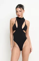 Body negro sin mangas, con cuello alto y diseño de aberturas laterales y frontales (cut-out).