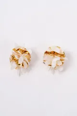 Aros de diseño floral con base metálica dorada y pétalos de tela en color crema.