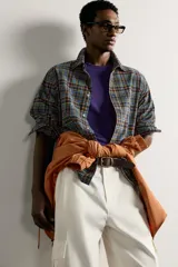 Camisa relaxed fit de algodón con diseño de cuadros en tonos azules, amarillos y naranjas. Cuenta con cuello solapa abotonada, manga larga con puño abotonado y cierre frontal de botones.