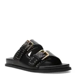 Sandalias tipo slide de color negro, con doble tira ajustable mediante hebillas metálicas doradas. Presentan un diseño decorado con pequeñas tachas metálicas a lo largo de las tiras y el contorno de la base.