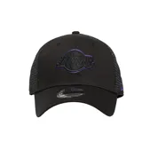 Gorra New Era negra con logo de los Lakers bordado en negro y contorno violeta.