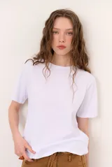 Remera blanca de manga corta y cuello redondo, de corte clásico y holgado.