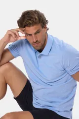 Remera polo lisa de piqué en color celeste, con cuello camisero, cierre frontal con botones y manga corta.
