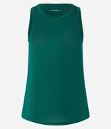 Musculosa deportiva de microfibra texturizada con diseño de cuadraditos, cuello redondo, breteles anchos y bajo redondeado.