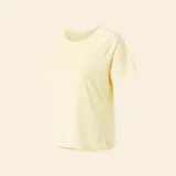 Camiseta deportiva de manga corta y corte fluido, con diseño de cuello redondo y aberturas laterales en el ruedo.