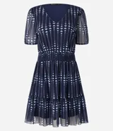 Vestido corto de tul azul marino con estampado de corazones celestes, escote en pico, mangas cortas abullonadas, cintura elastizada y falda con volados.