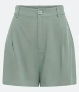 Short blanco de viscosa texturizada, modelo holgado con cintura de sastrería en el frente y elástico en la parte trasera. Presenta bolsillos laterales y cierre con botón y cremallera.