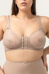 Soutien color piel con puntilla floral, sin aro y con breteles anchos regulables. Tiene prendido delantero y espalda ancha reforzada con bandas cruzadas para mejorar la postura.
