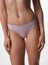 Bombacha tipo colaless de microfibra, con cintura elástica y terminaciones de corte láser sin costuras en las piernas. Cuenta con fundillo de algodón.