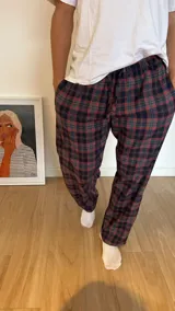 Pantalón de hombre confeccionado en franela con diseño escocés, elástico en la cintura y dos bolsillos laterales.