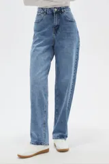 Pantalon jean de corte recto y tiro medio, con diseño clásico de cinco bolsillos y cierre frontal con botón y cremallera.