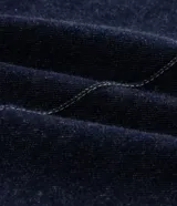 Pantalón de jean wide leg color azul oscuro, confeccionado en algodón resistente, de tiro alto con costuras frontales destacadas en las piernas y diseño de pernera ancha.
