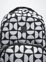 Mochila negra con tres compartimentos con cierre y dos bolsillos laterales abiertos con elástico.