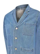 Blazer de denim celeste con cuello sastre, cierre frontal con tres botones y cuatro bolsillos de parche.