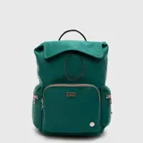 Mochila Bubba modelo Charlotte, color verde, con diseño de solapa superior, bolsillo frontal con cierre y bolsillos laterales. Cuenta con herrajes metálicos y logo de la marca en el frente.