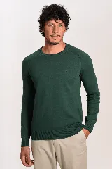Sweater de punto color verde oscuro, de manga larga, cuello redondo y diseño clásico con el logotipo bordado en el pecho.