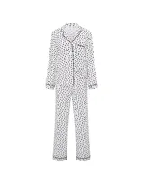 Set de pijama largo de modal ultrasuave, compuesto por una blusa de manga larga con botones al frente, cuello con solapas y ribetes contrastantes, y un pantalón largo con cintura elástica y cordón ajustable. Diseño con estampado de lunares.