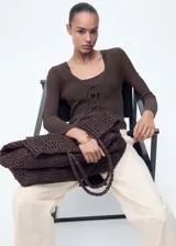 Cardigan marrón de punto de canalé con cuello de pico, cierre de lazos en la parte delantera, diseño entallado y manga larga.