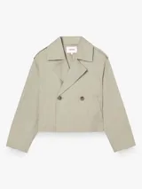 Campera estilo trench corta color beige, con solapas amplias, cierre cruzado de doble botonadura con botones oscuros y diseño holgado.