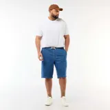 Bermuda de jean azul con cintura elástica ajustable mediante cordón y bolsillos laterales.