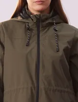 Gabardina impermeable color beige, marca Weatherproof, con cierre central, bolsillos delanteros con botones a presión, capucha desmontable y forro interno.