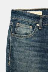 Jeans de tiro bajo y diseño bootcut, con efecto lavado, trabillas y cinco bolsillos clásicos. Cuenta con cierre frontal de cremallera y botón metálico.